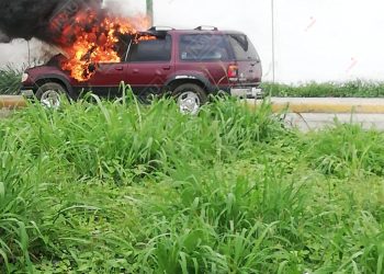 PC sofoca incendio de un vehículo