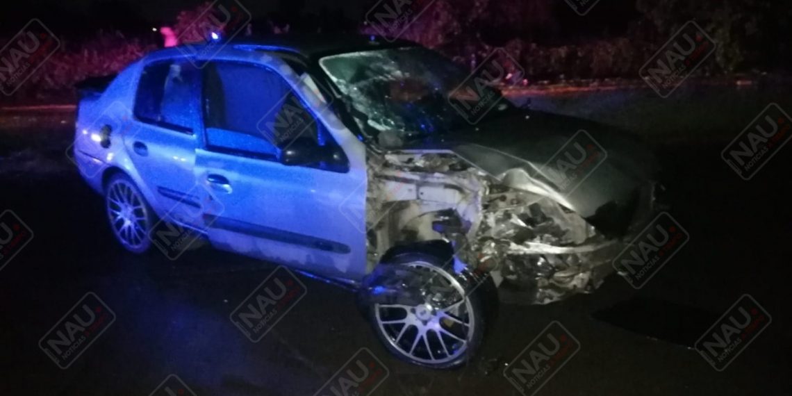 Abandonan vehículo que chocó contra un poste de TELMEX