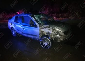 Abandonan vehículo que chocó contra un poste de TELMEX