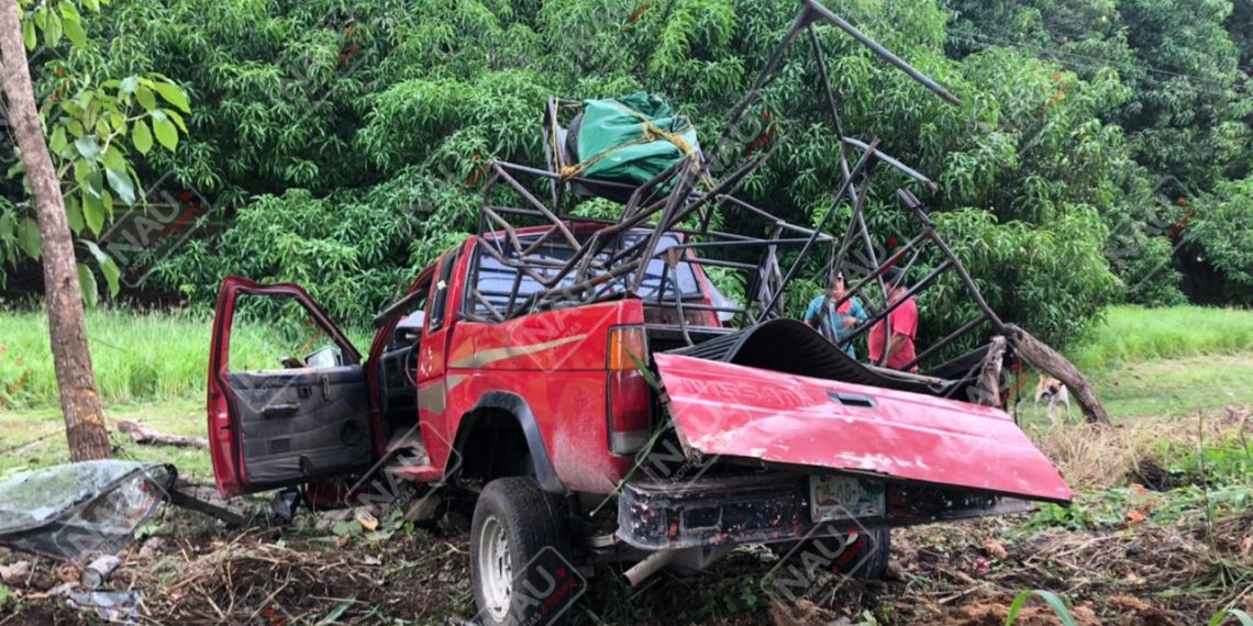 Dos lesionados deja choque con volcadura