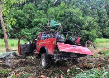 Dos lesionados deja choque con volcadura
