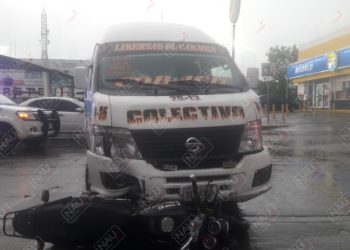 Dos personas lesionadas en accidente entre combi de pasaje y motocicleta