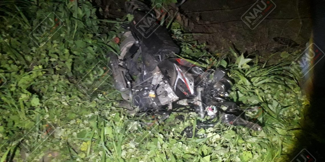 Un muerto y una mujer lesionada deja choque de un vehículo y dos motocicletas