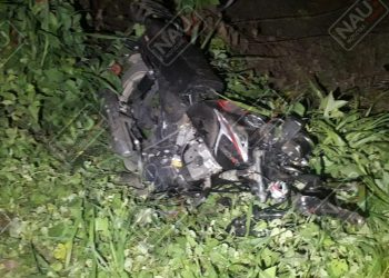 Un muerto y una mujer lesionada deja choque de un vehículo y dos motocicletas