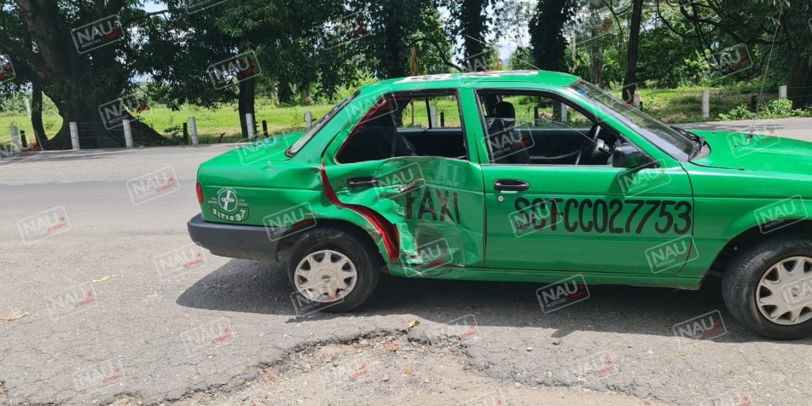 Una pareja lesionada tras chocar taxi vs motocicleta