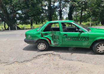 Una pareja lesionada tras chocar taxi vs motocicleta