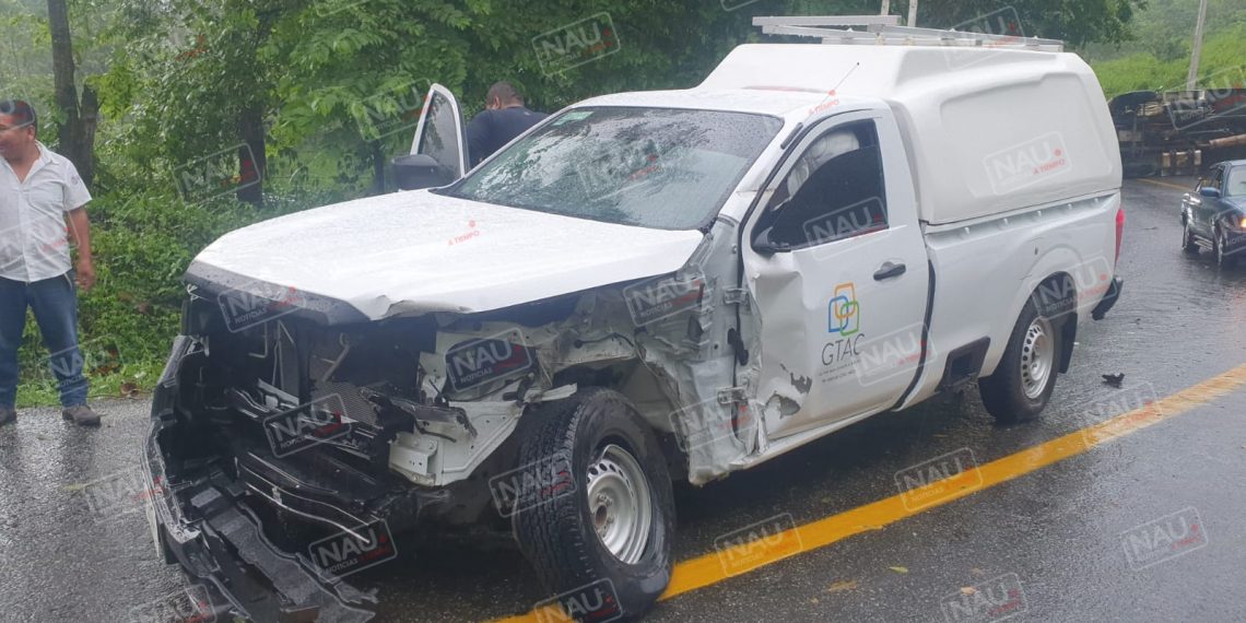 Choque entre un camión de volteo y una camioneta deja un lesionado