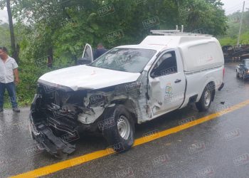 Choque entre un camión de volteo y una camioneta deja un lesionado