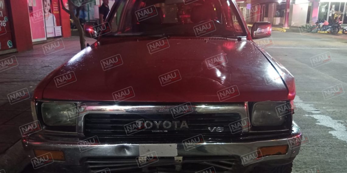 Una persona lesionada deja choque de camioneta y motocicleta