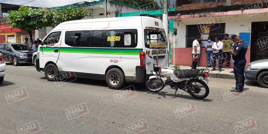 Atiende SAE a motociclista que se estrelló por alcance contra una unidad de pasaje