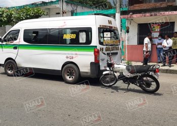 Atiende SAE a motociclista que se estrelló por alcance contra una unidad de pasaje