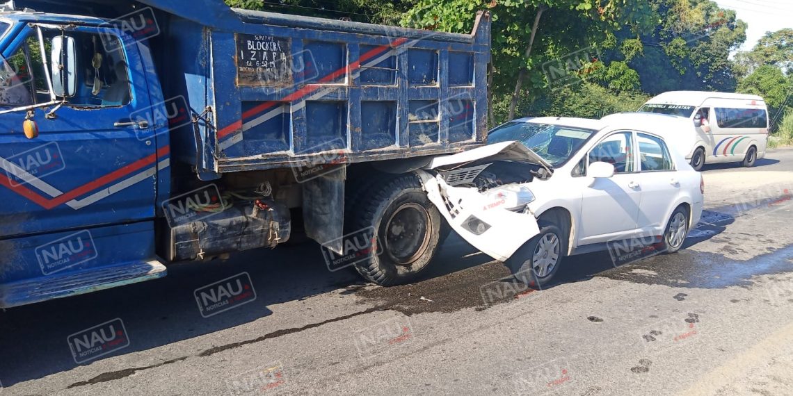 Daños materiales deja accidente