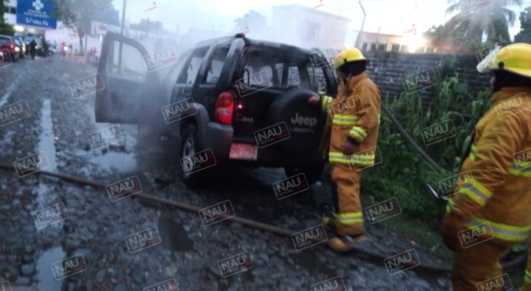 Se incendia vehículo en los Laureles