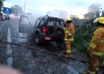 Se incendia vehículo en los Laureles