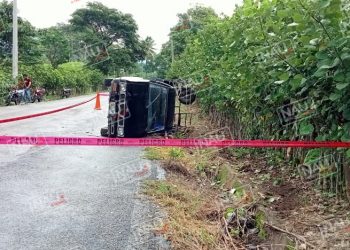 Conductor de camioneta pierde la vida al volcar