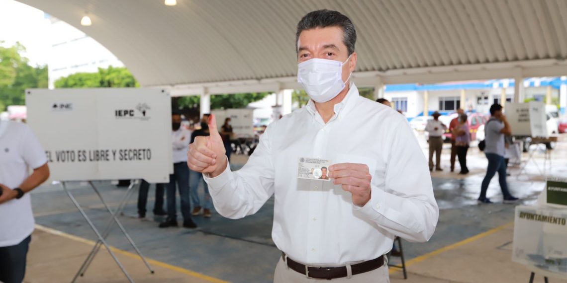 Rutilio Escandón emite su voto e invita a la población a ejercer su derecho con libertad y compromiso