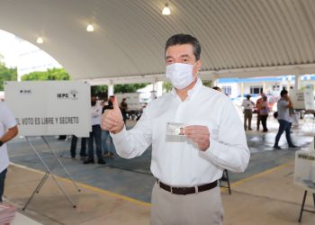 Rutilio Escandón emite su voto e invita a la población a ejercer su derecho con libertad y compromiso