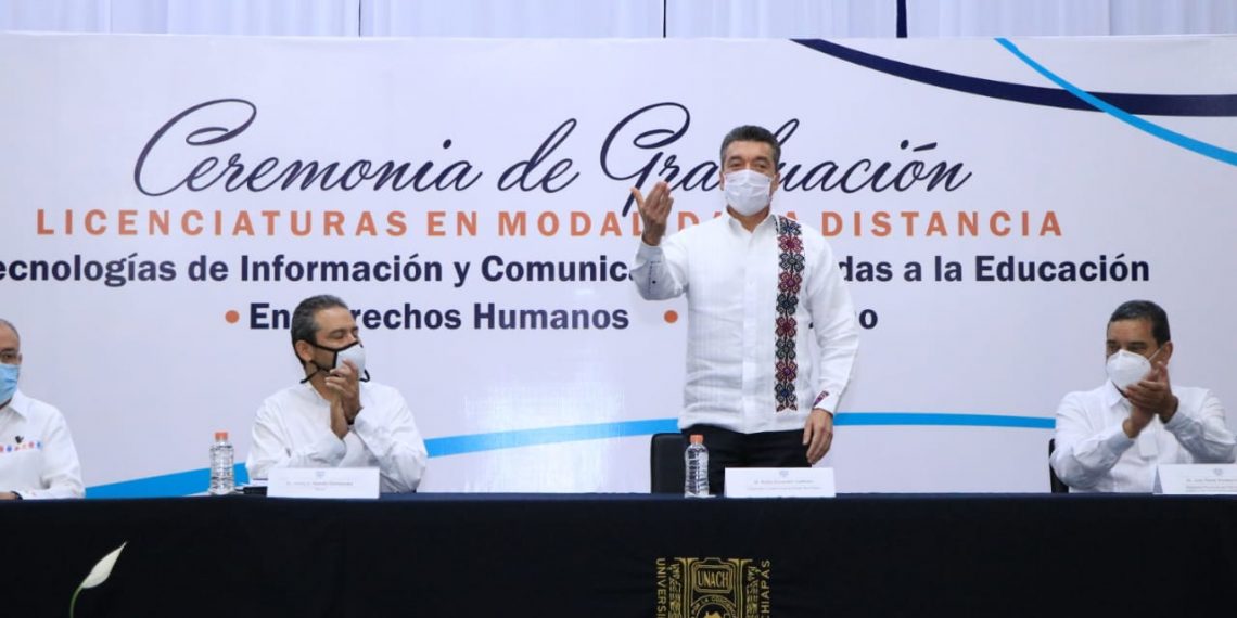 Asiste Rutilio Escandón a graduación de la 1ª Generación de las Licenciaturas en Modalidad a Distancia de la Unach