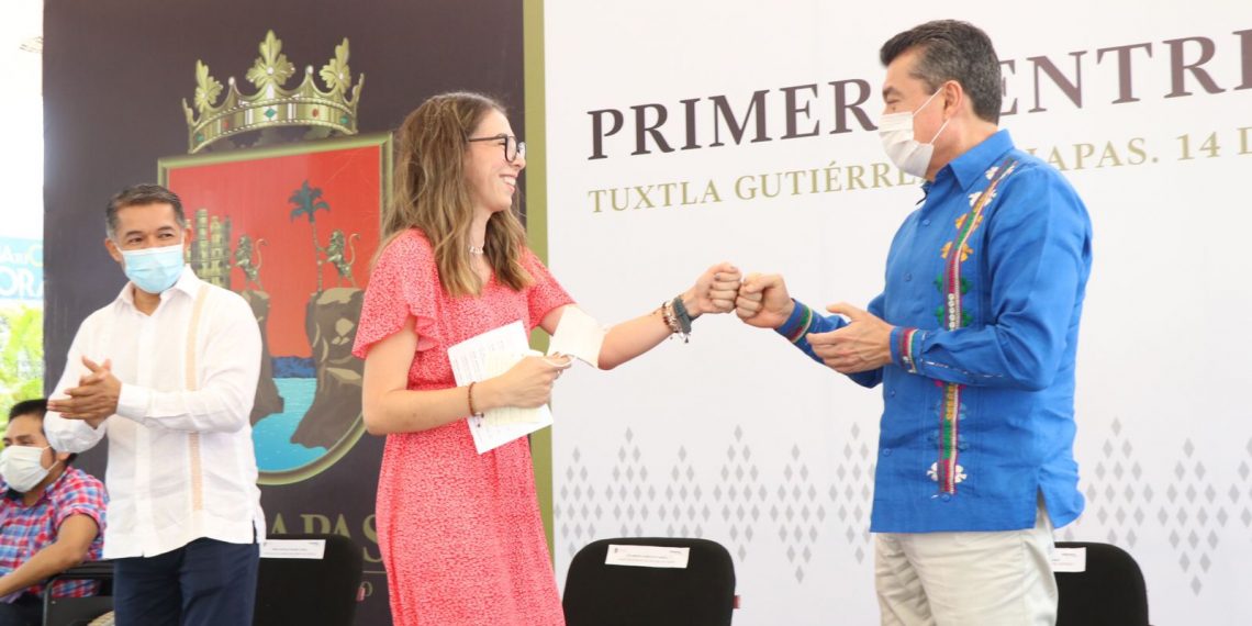 Rutilio Escandón entrega prótesis a personas con discapacidad para mejorar su calidad de vida