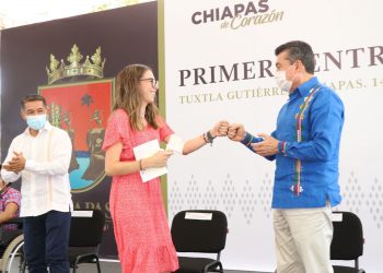 Rutilio Escandón entrega prótesis a personas con discapacidad para mejorar su calidad de vida