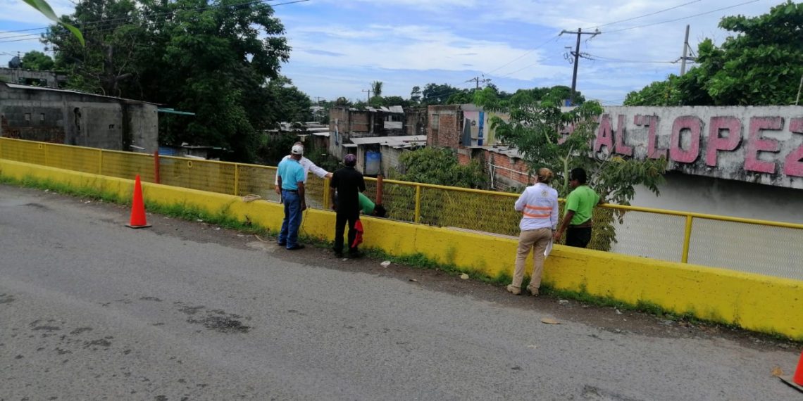 ACORDONAN Y REPARAN PUENTE DETERIORADO PARA EVITAR ACCIDENTES EN LA COLONIA SAN JOSÉ EL EDÉN