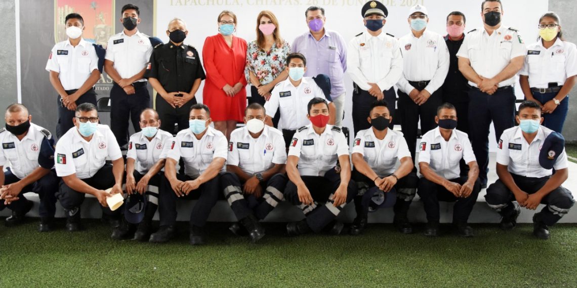 BOMBEROS ENTREGAN RECONOCIMIENTO A ALCALDESA DE TAPACHULA ROSA IRENE URBINA CASTAÑEDA