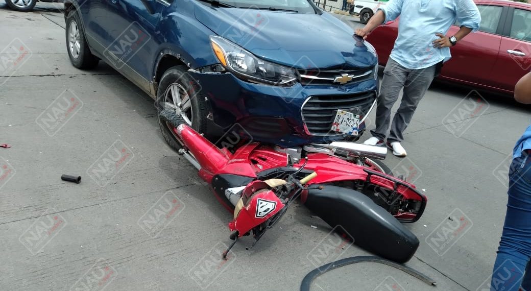Mujer que se desplazaba en una motocicleta resultó lesionada