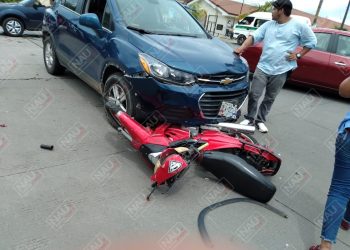 Mujer que se desplazaba en una motocicleta resultó lesionada