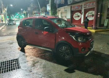 Le golpearon su carro porque ella se atravesó