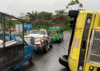 Vuelca tráiler en el libramiento sur poniente.