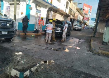 Se incendia vehículo en movimiento en el Centro de Tapachula.