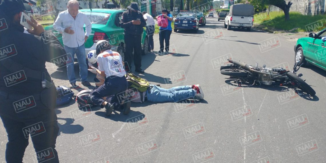 Taxista impacta a motociclista en la 17 oriente de TAPACHULA.