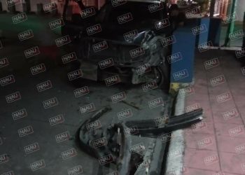 Abandonan vehículo con huellas de choque.