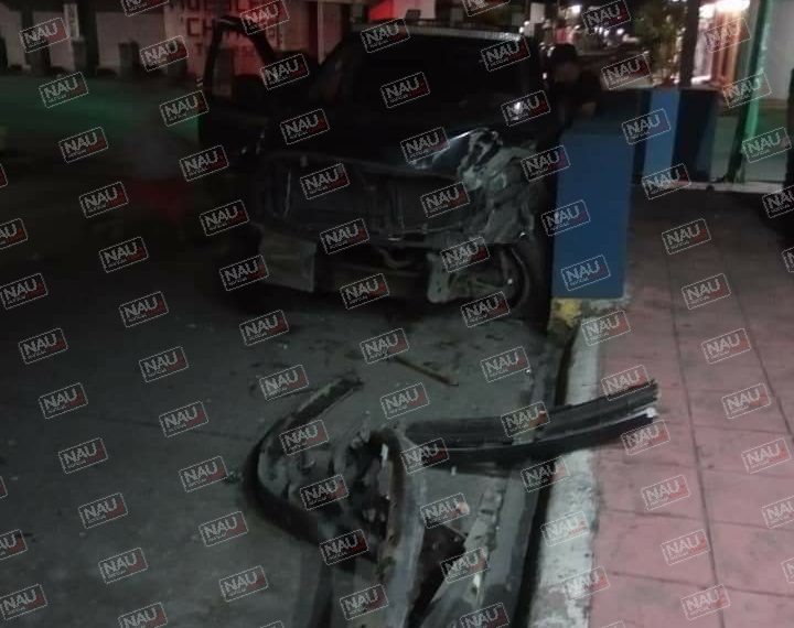 Abandonan vehículo con huellas de choque.