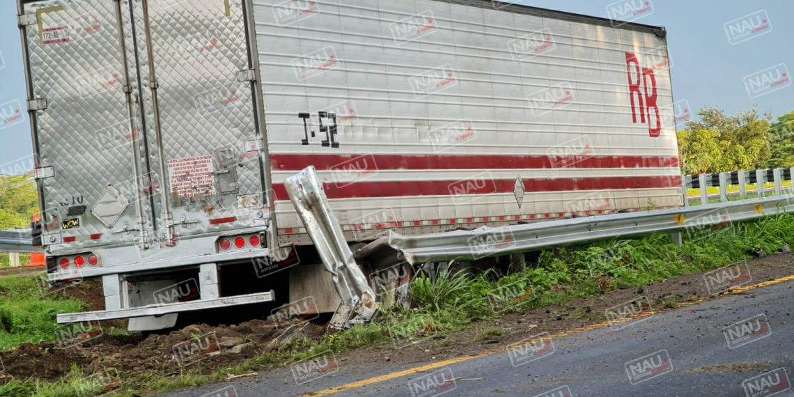 Choca tráiler contra vehículo ganadero.