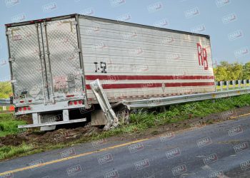 Choca tráiler contra vehículo ganadero.