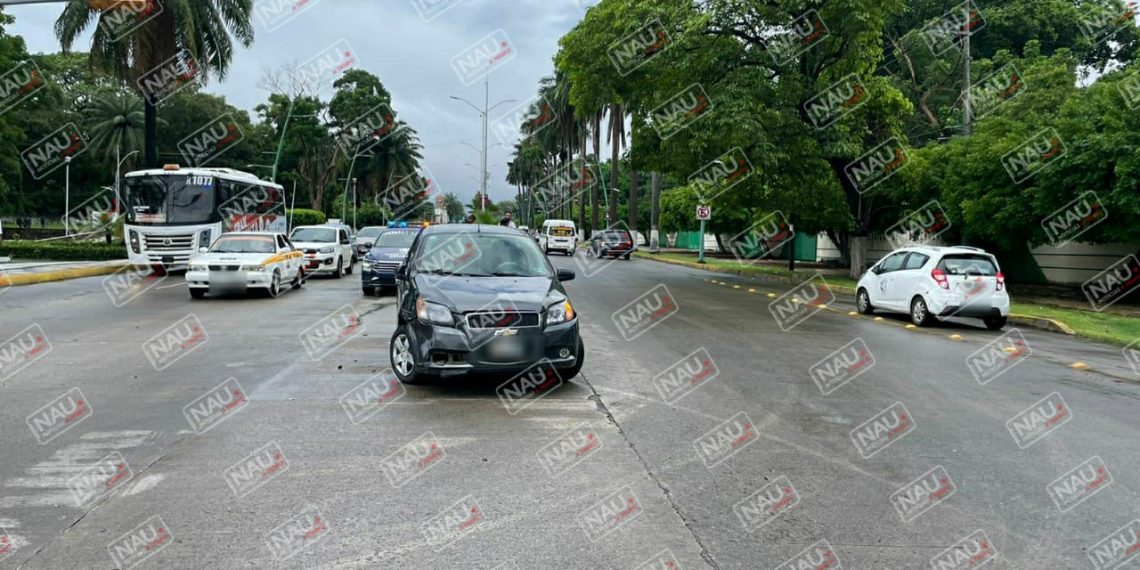 Colisionan en cruce de semáforos.