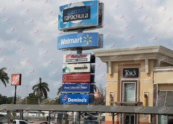 Roban objetos de valor en un vehículo en plaza galerías.