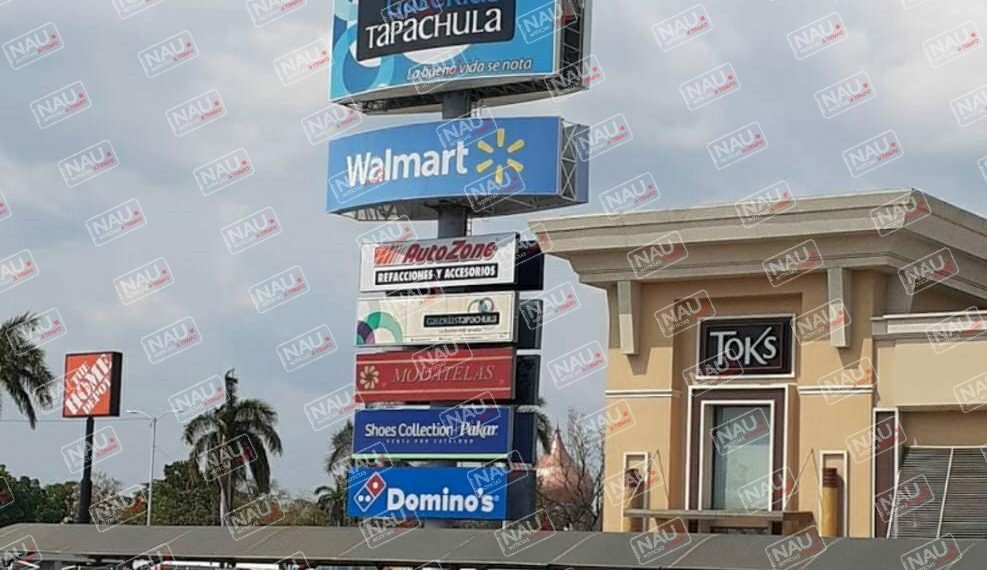 Roban objetos de valor en un vehículo en plaza galerías.