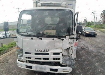 Camión de reparto de productos lácteos choca por alcance.