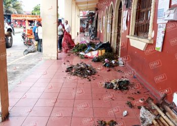 Tiran basura en la presidencia de Tuxtla Chico.