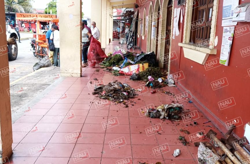 Tiran basura en la presidencia de Tuxtla Chico.