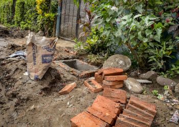 Gobierno de Suchiate construye la segunda etapa de la red de drenaje sanitario.