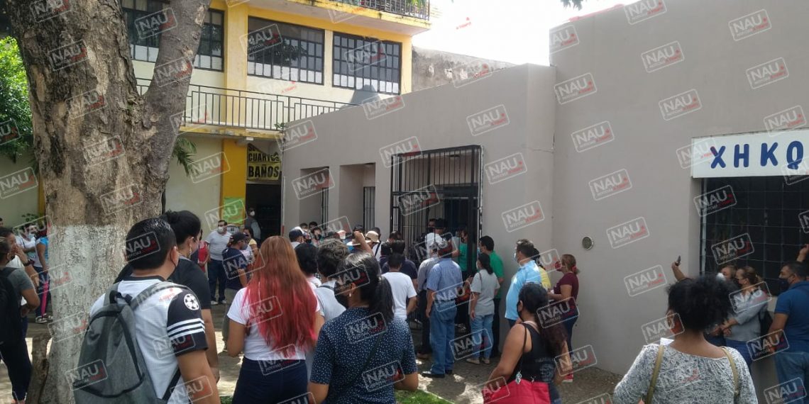 Maestros toman dos radiofusoras en Tapachula.