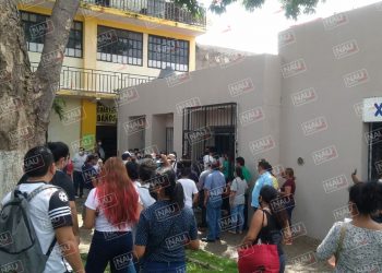 Maestros toman dos radiofusoras en Tapachula.