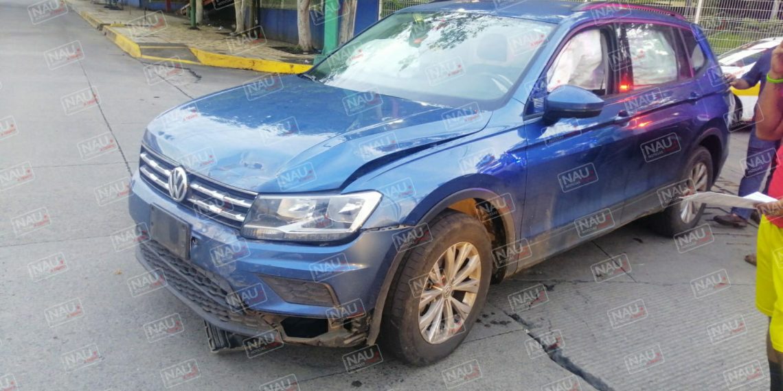 Camioneta golpea un vehículo y se da a la fuga.