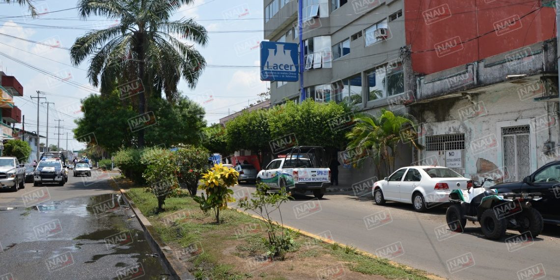Roban con lujo de violencia un vehículo en la 2a calle oriente.