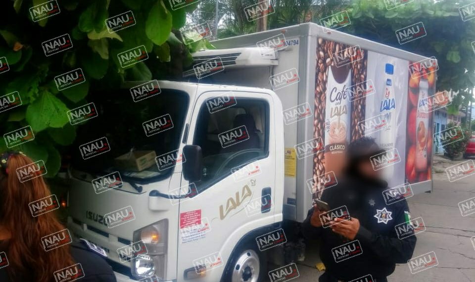 Conductor de la empresa Lala sufre infarto y se estrelló contra un árbol de almendra.