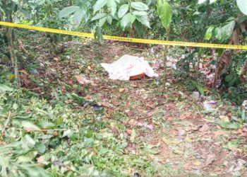 Muere una persona al caer en un barranco.