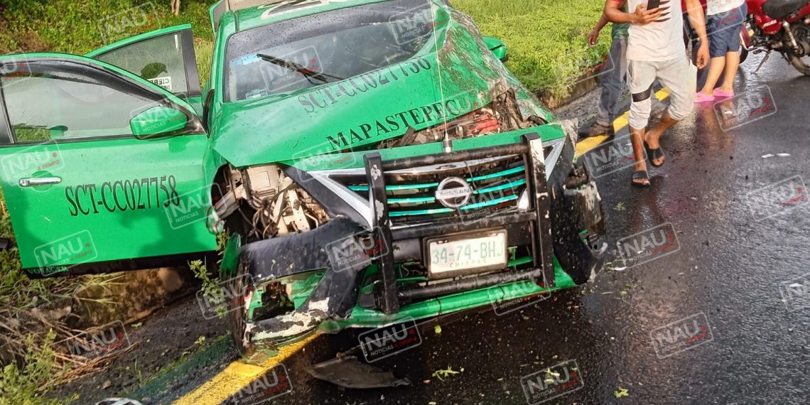 Falla mecánica ocasiona volcadura de un taxi en Mapastepec